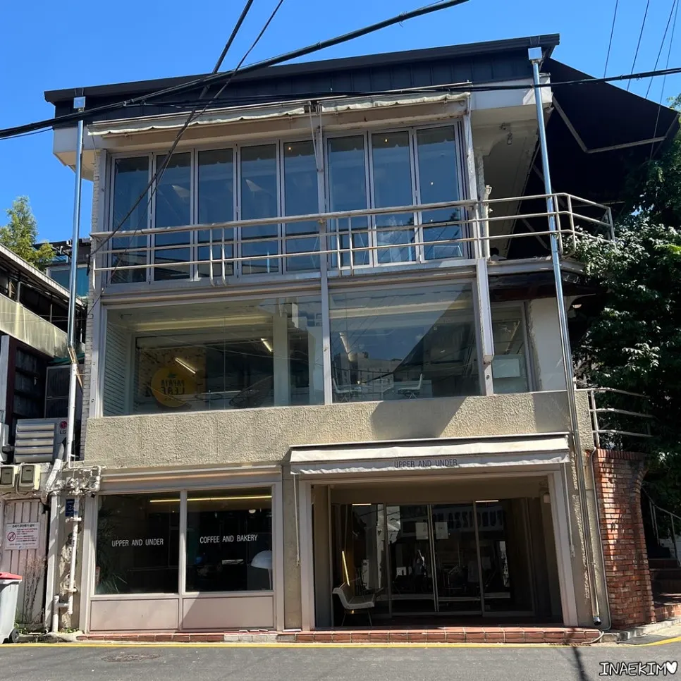 Exterior of the Upper and Under building between Gangnam and Sinnonhyeon stations