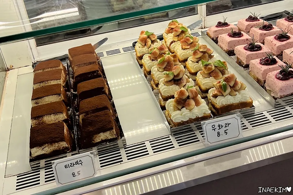 Displayed financiers and canelés