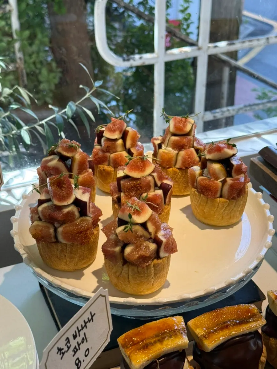 Dessert corner at Upper and Under Sinnonhyeon