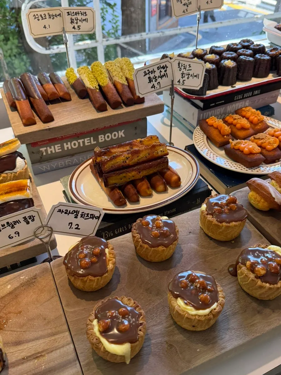A counter with many different types of desserts