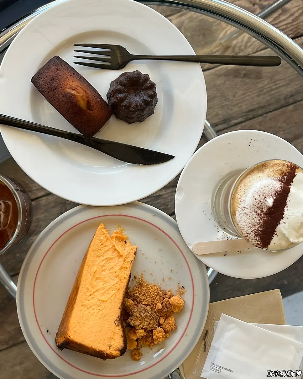 Air pockets inside a canelé cut in half