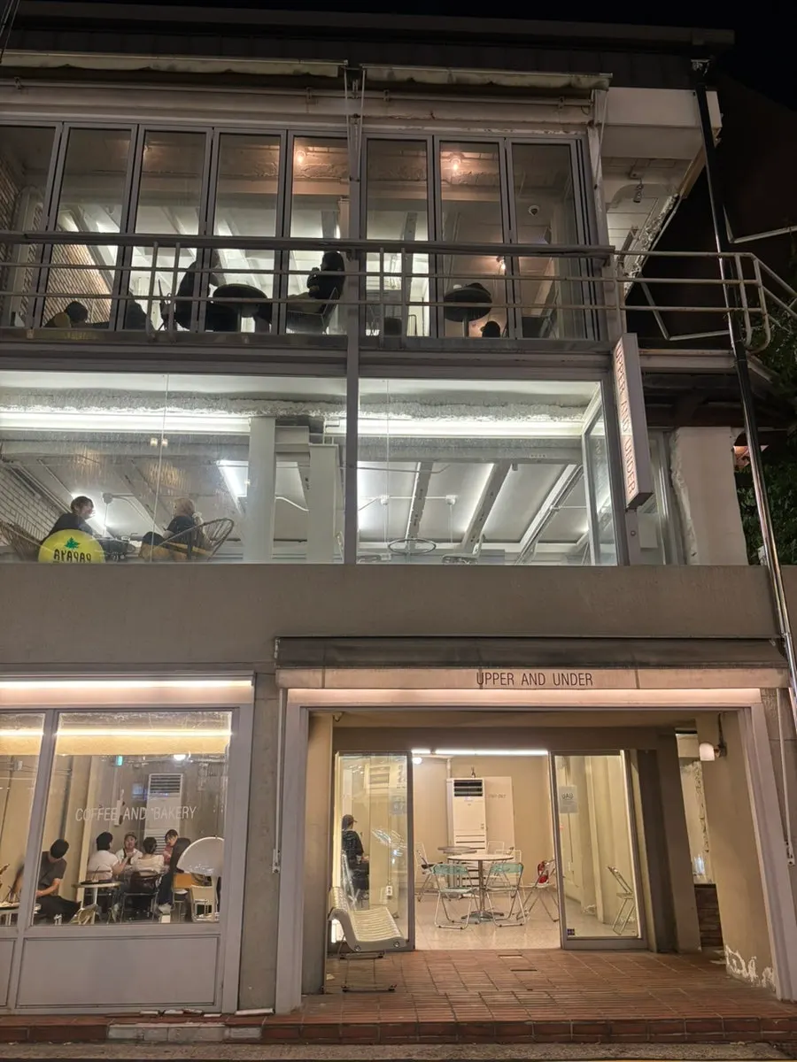 신논현역 6번 출구에서 어퍼앤언더로 가는 골목길