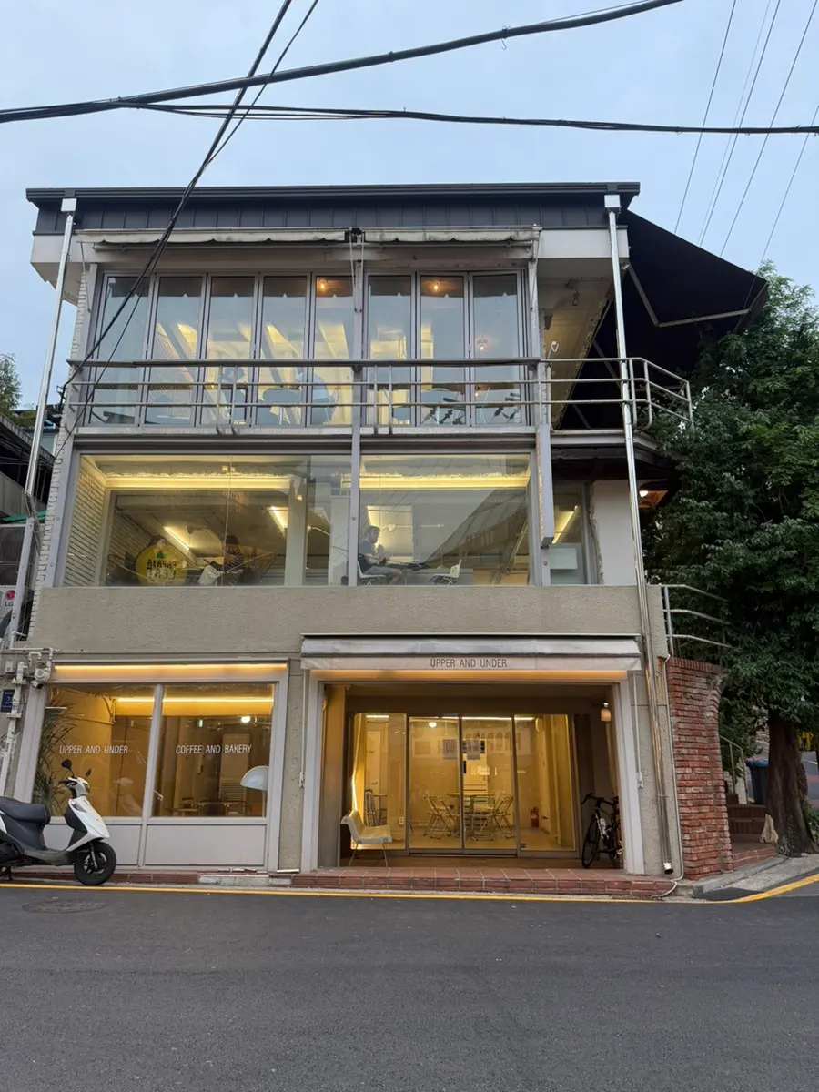 Exterior of Upper and Under, a large café near Sinnonhyeon Station
