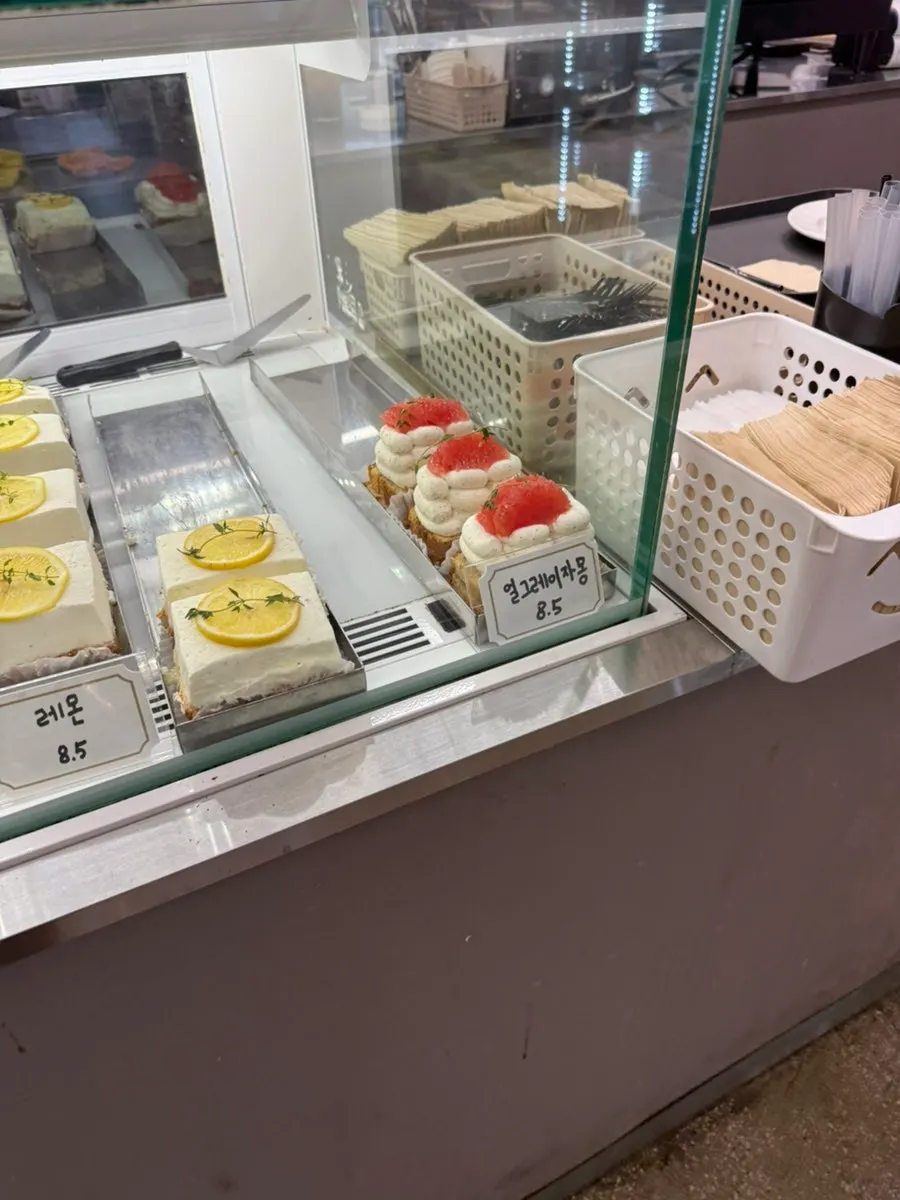 Cake lineup remaining around 5pm