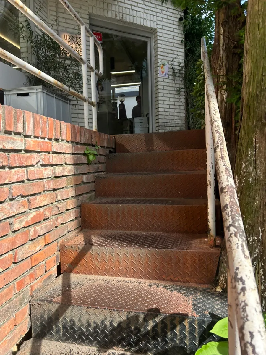 2층으로 올라가는 오른쪽 계단