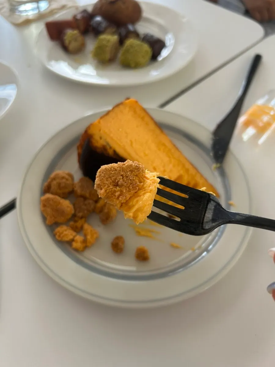 단면이 보이는 황치즈바스크케이크