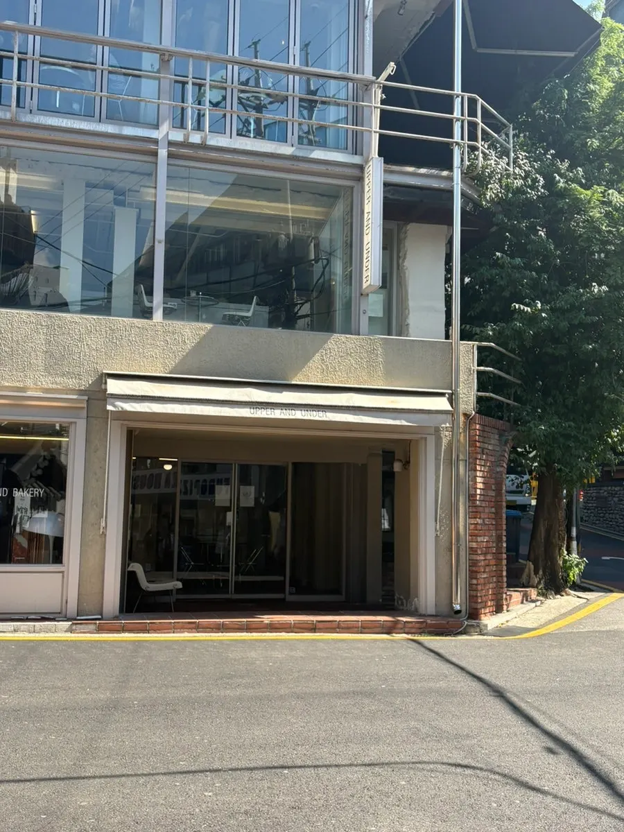 Entrance area vibe at Upper and Under