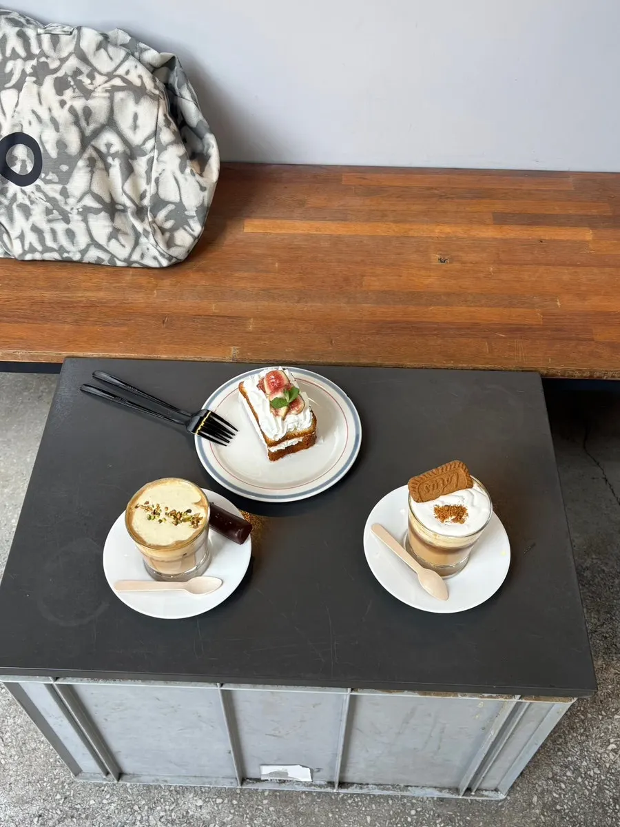 Pistachio latte with chocolate financier