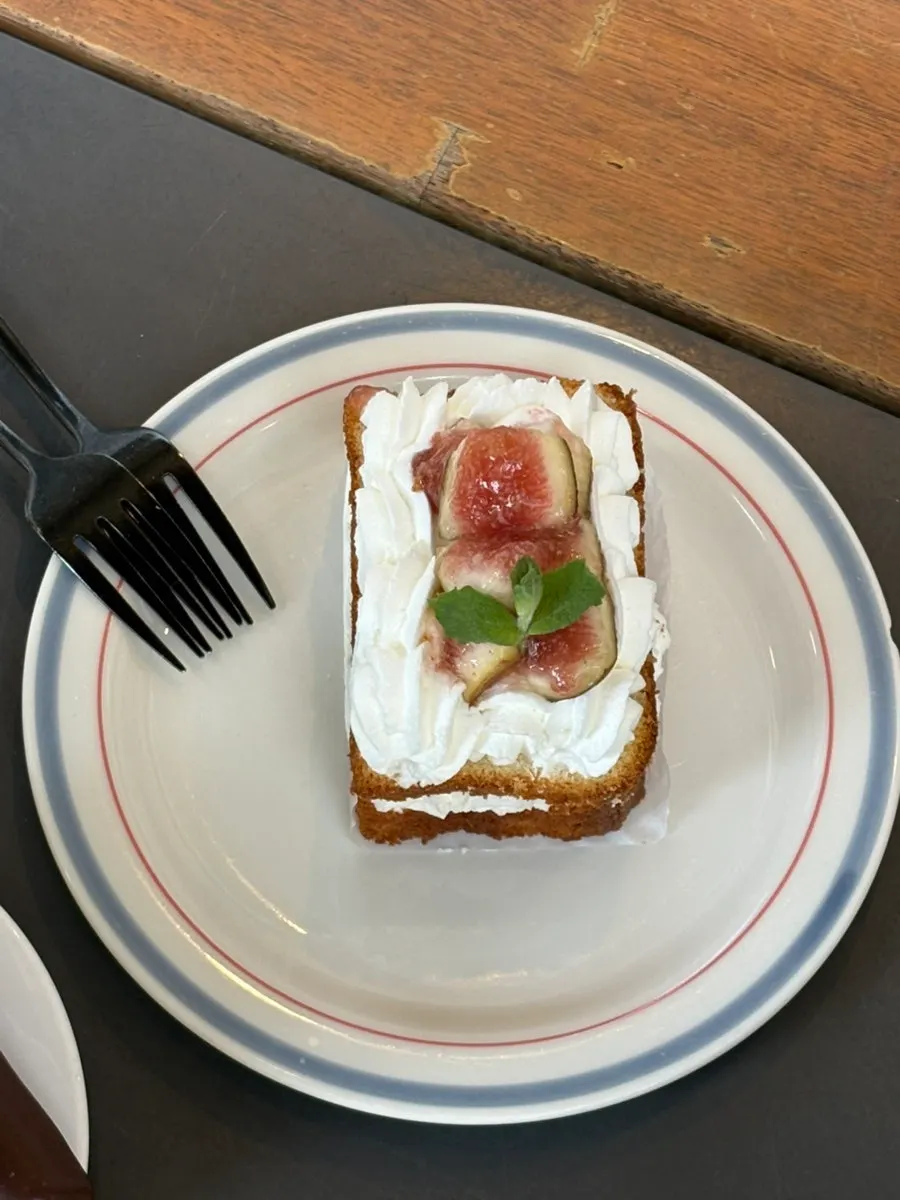 Fig cake topped with fresh figs