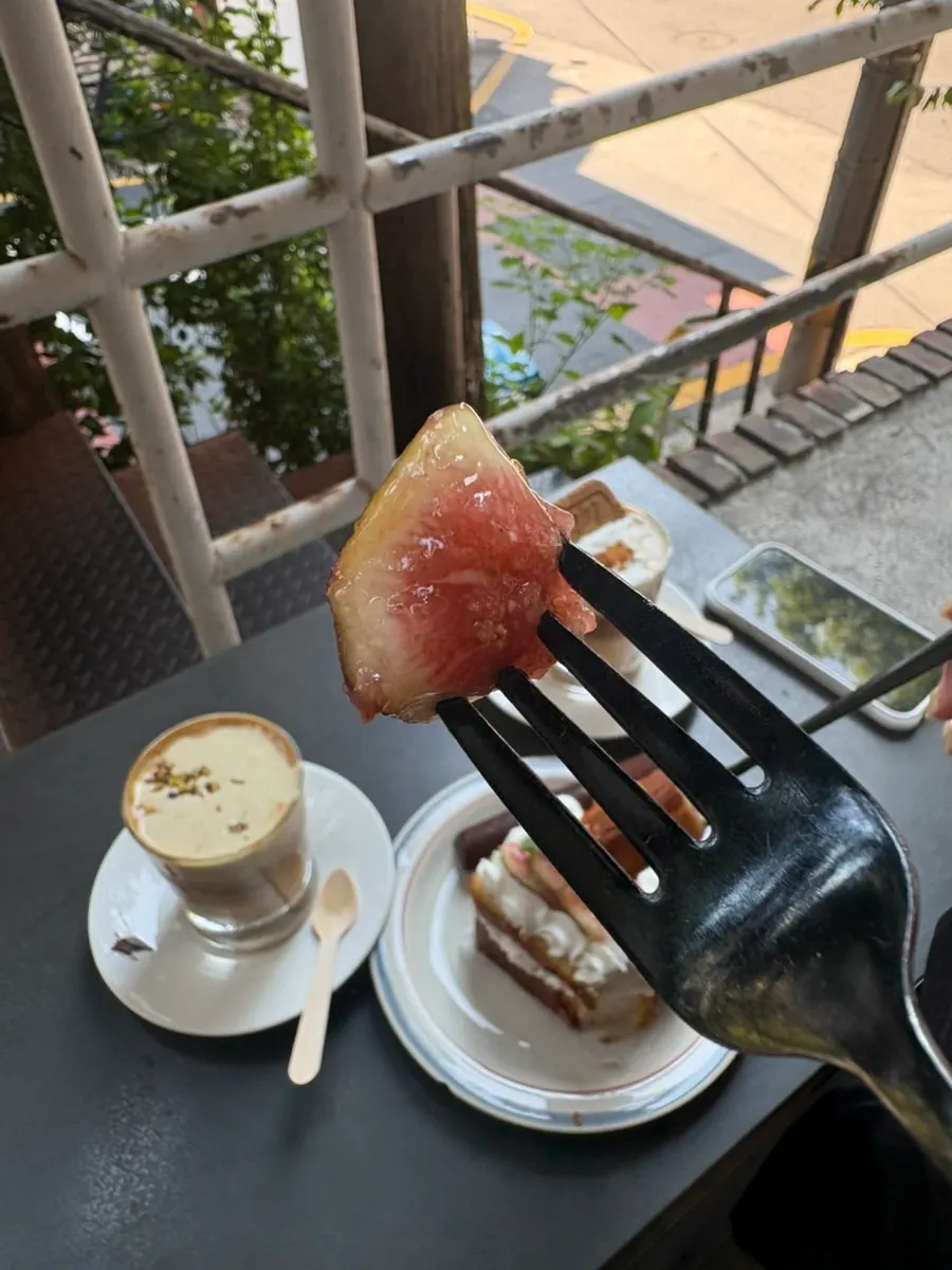 Cross-section of fig cake showing cream layers