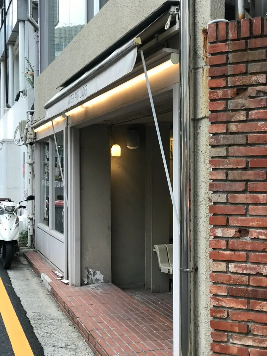 유럽 빈티지 감성의 어퍼앤언더 외관