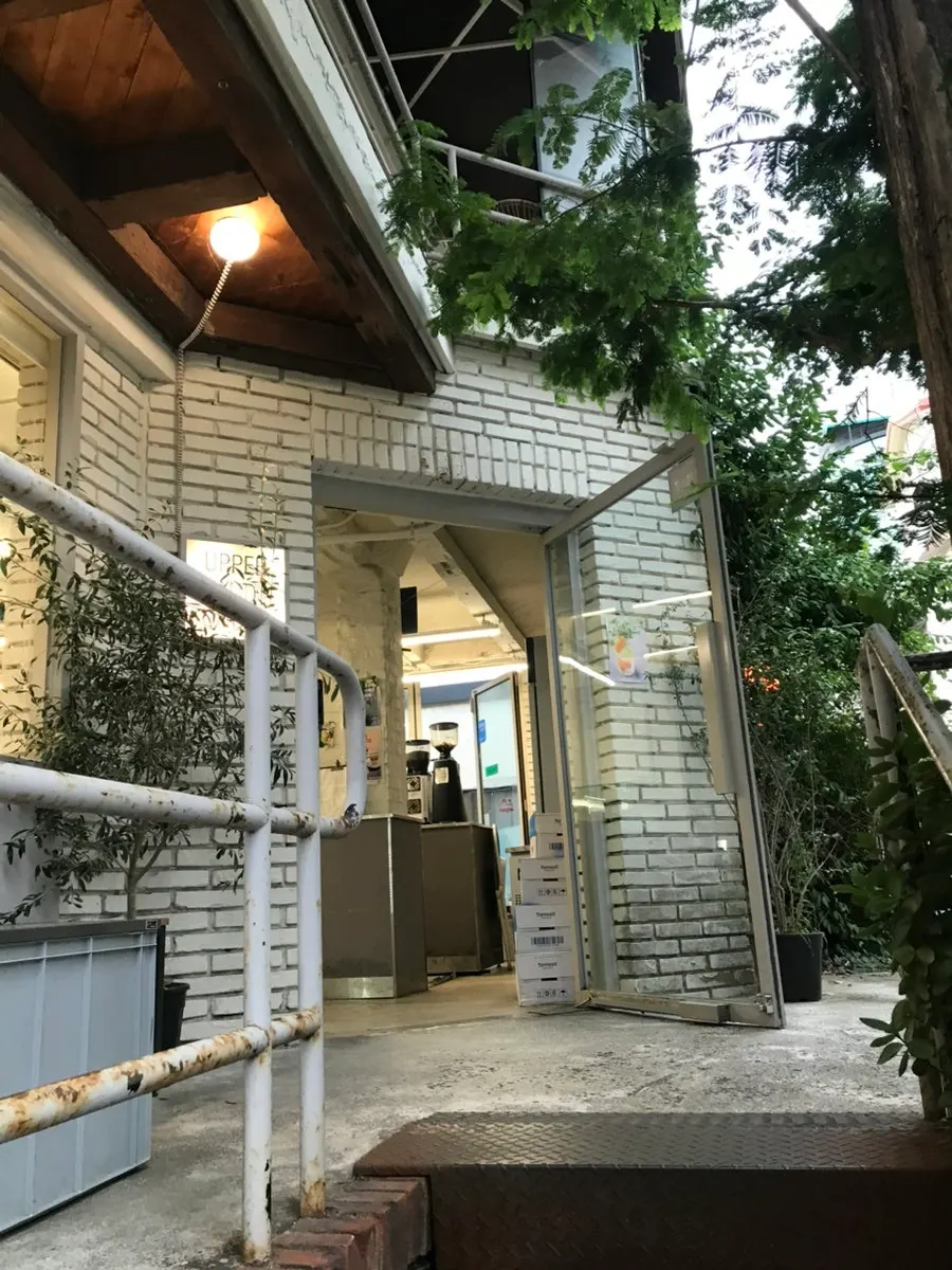 신논현역 근처 어퍼앤언더 건물 입구