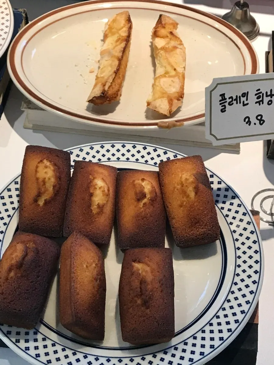 치즈케이크와 까눌레가 놓인 베이커리 진열대