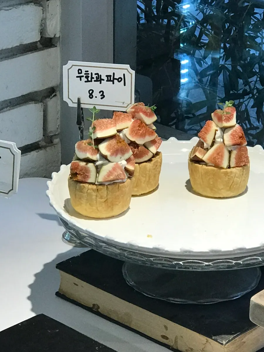 타르트와 휘낭시에가 있는 어퍼앤언더 디저트 코너