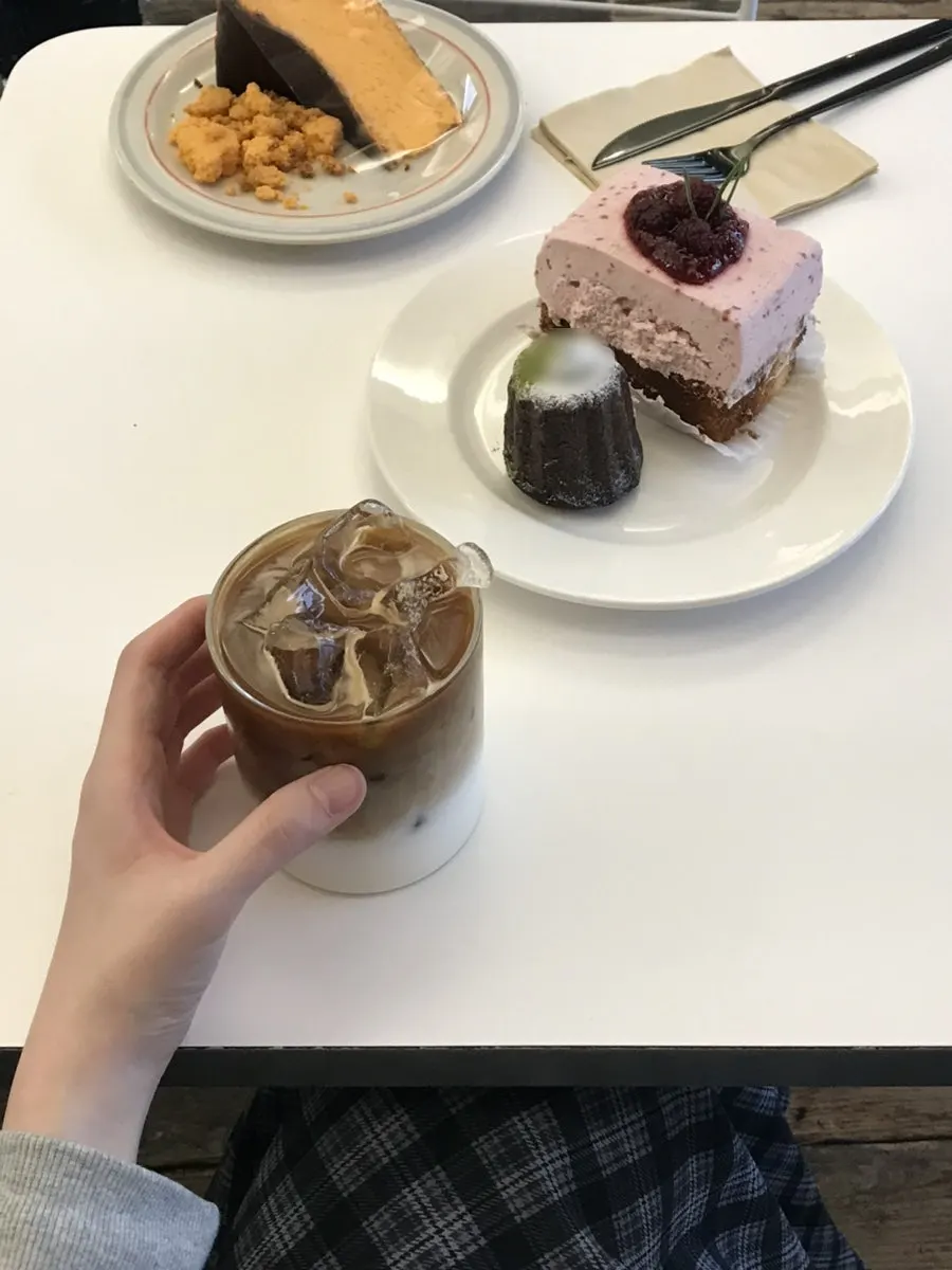 혼자 주문한 어퍼앤언더 디저트 세팅