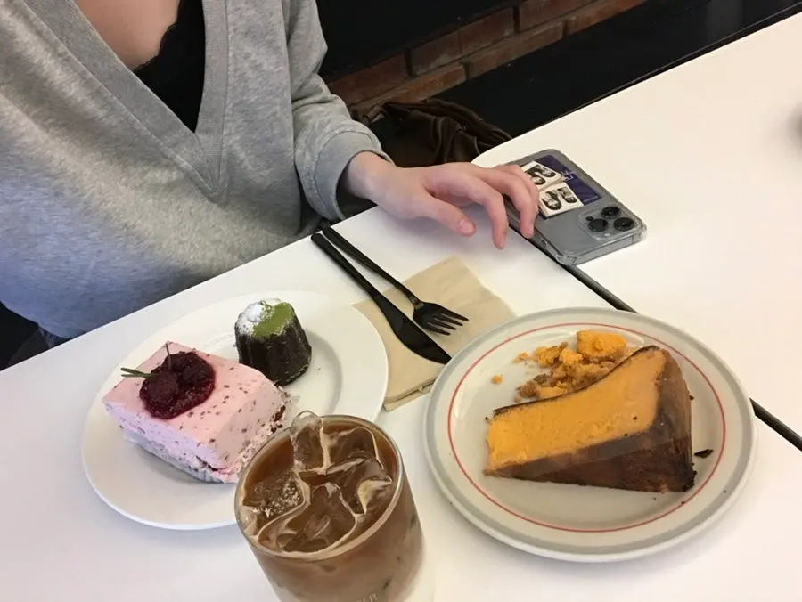 위에서 찍은 어퍼앤언더 디저트 항공샷