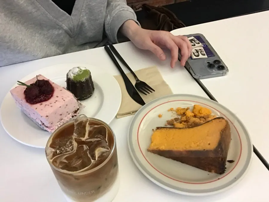 테이블 가득 차려진 디저트 항공샷