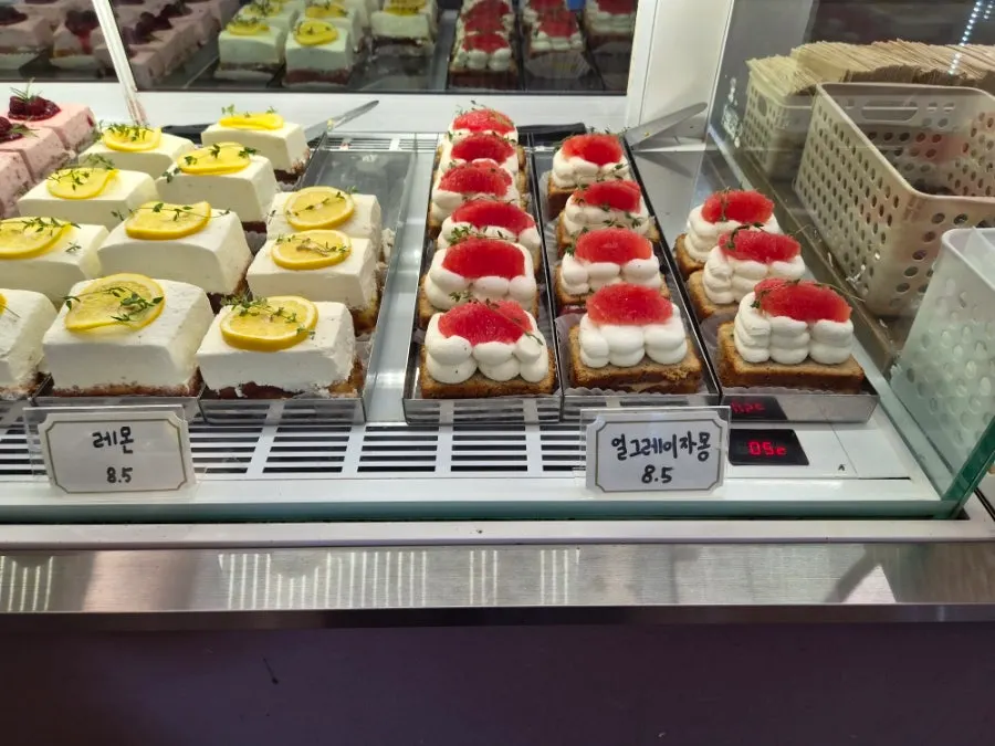 Refrigerated showcase with square-shaped cakes