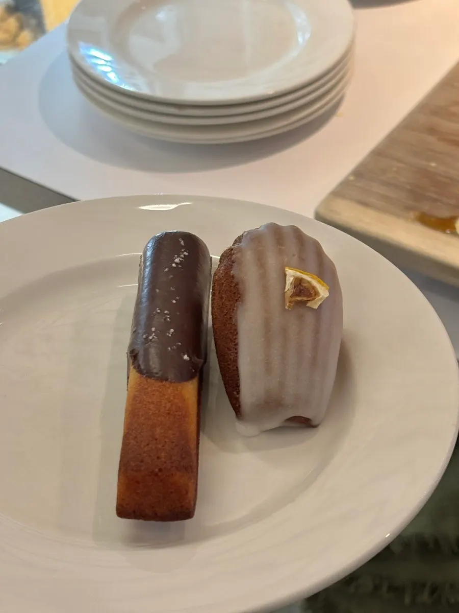 A plate with the chosen desserts