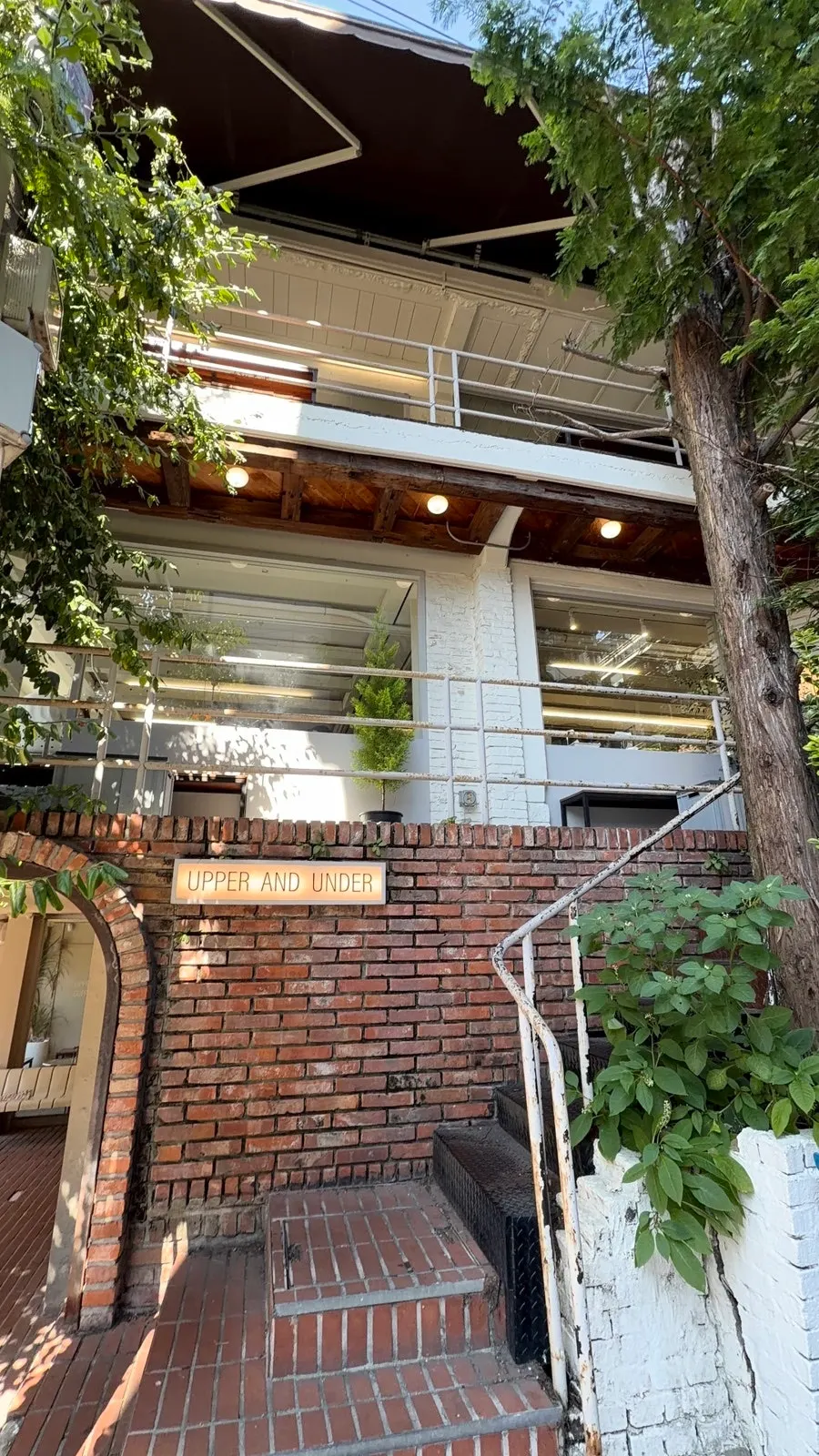 강남대로102길 어퍼앤언더 외관