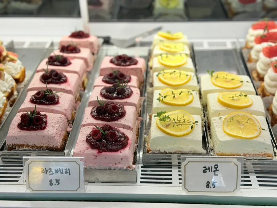 어퍼앤언더 디저트 고르는 진열 모습