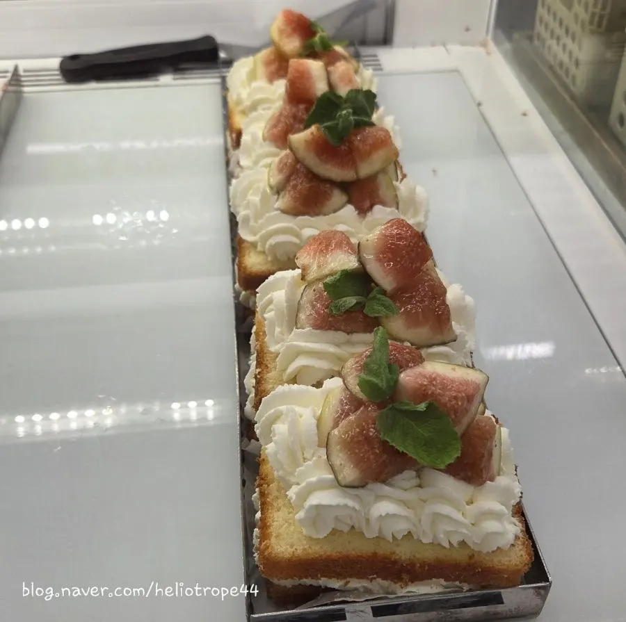 Display shelf showing the in-season fig cake