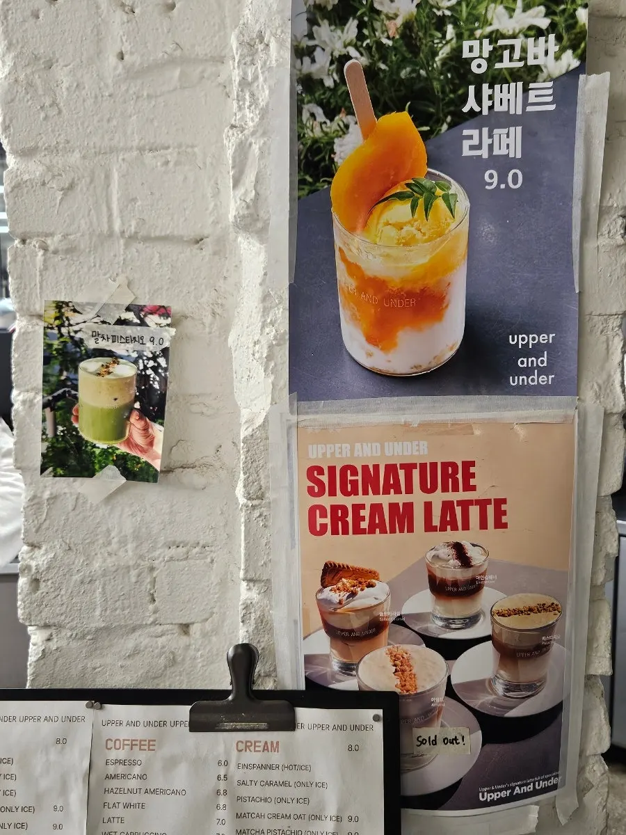 카라멜 치즈파이가 놓인 구움과자 코너