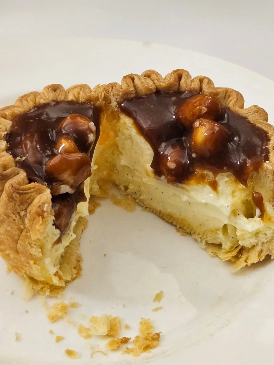 카라멜 소스가 올라간 카라멜 치즈 파이