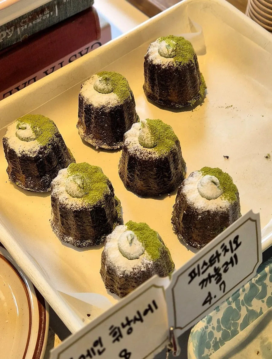 โต๊ะที่คาเฟ่ของหวานซินนนฮยอน Upper and Under