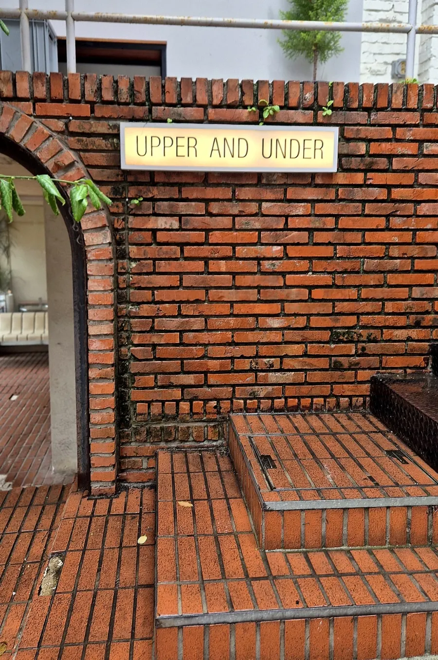 ทางเข้า Upper and Under ใกล้ทางออก 6 สถานีซินนนฮยอน