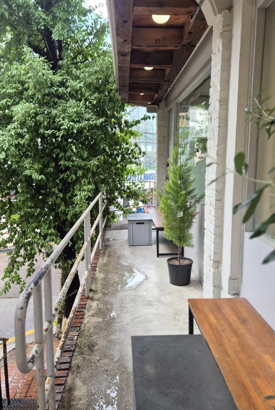 ภายในร้าน Upper and Under ตกแต่งโทนขาว