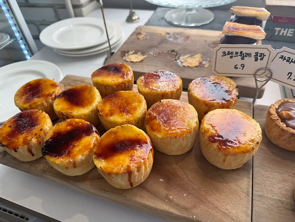Bakery counter with financiers and canelés