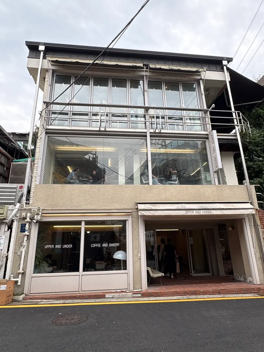 강남대로102길 어퍼앤언더 대형 베이커리 카페 외관