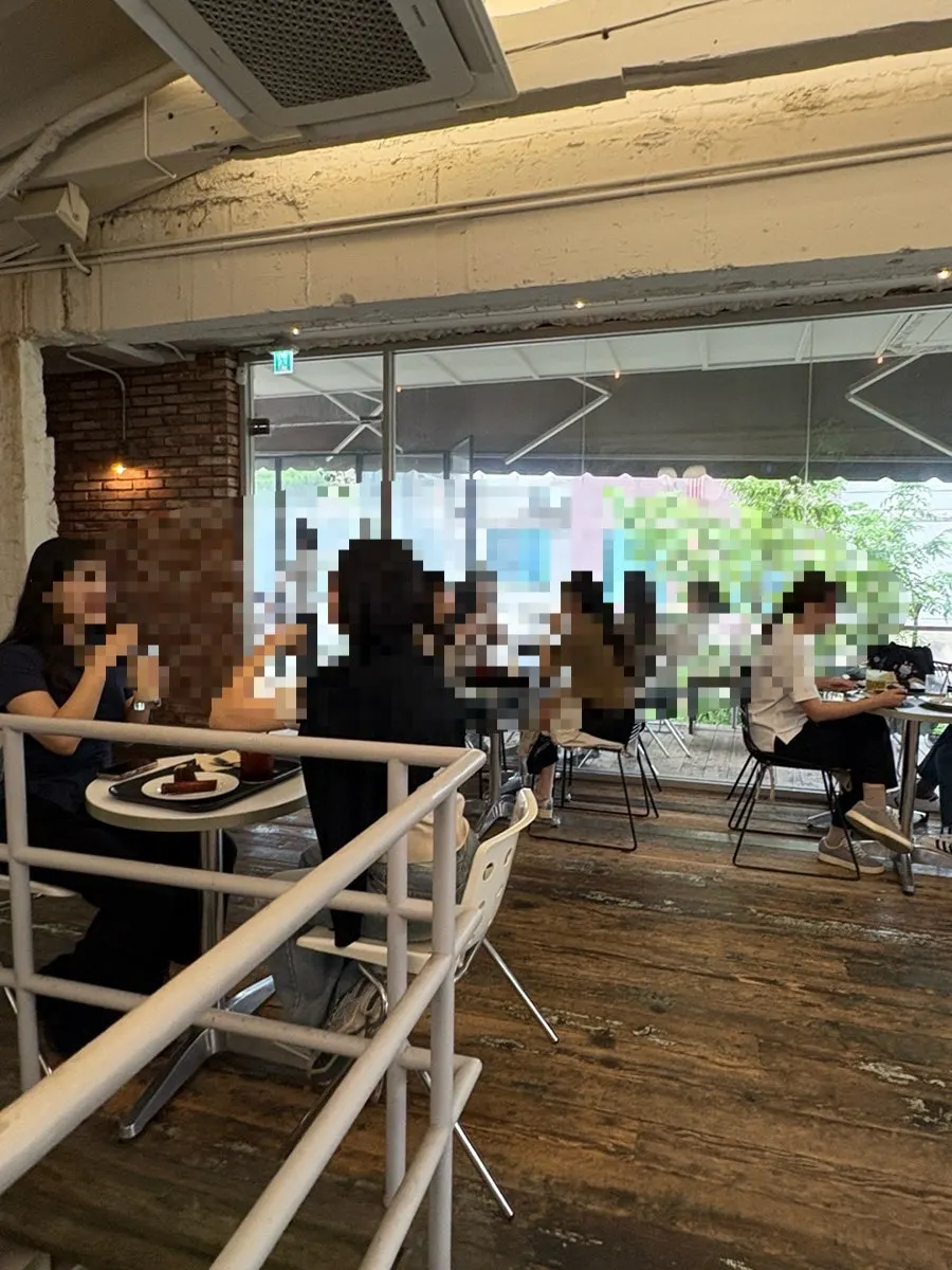 어퍼앤언더 3층 테이블 좌석