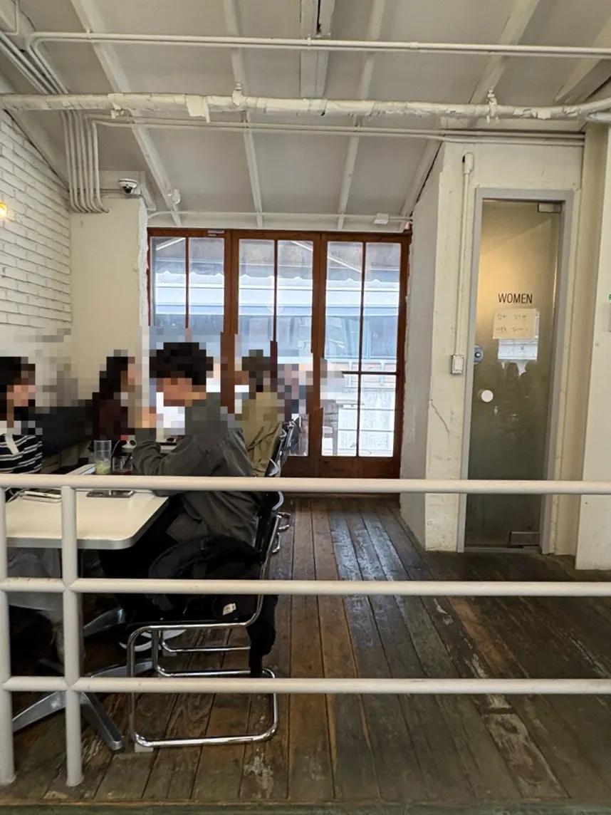 어퍼앤언더 3층 혼자 앉기 좋은 자리