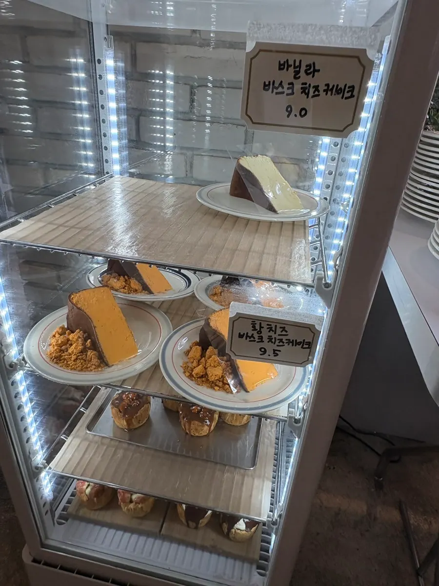 어퍼앤언더 토핑 올린 조각 케이크류