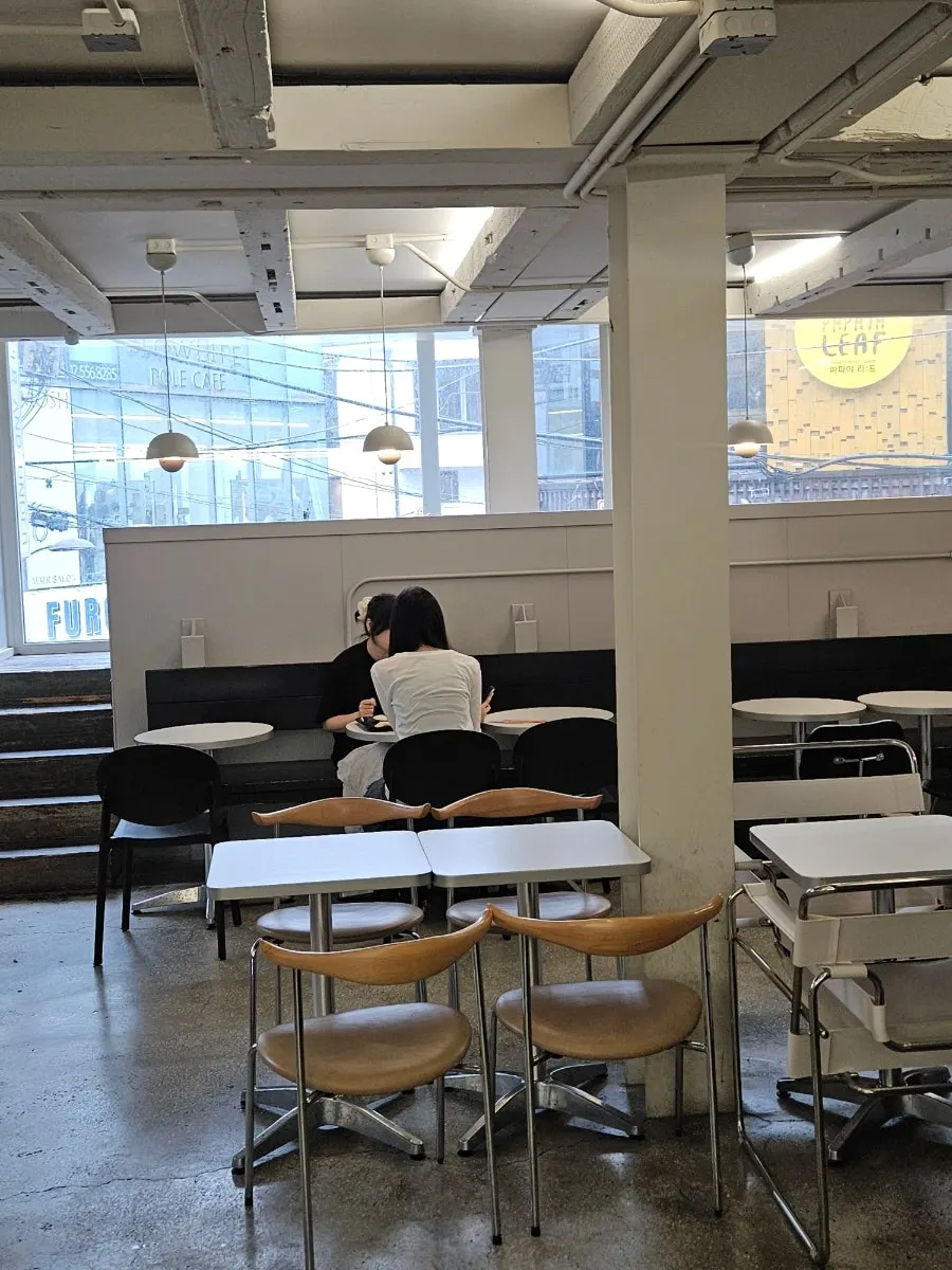 벽돌과 통유리가 섞인 어퍼앤언더 단독 건물 외관