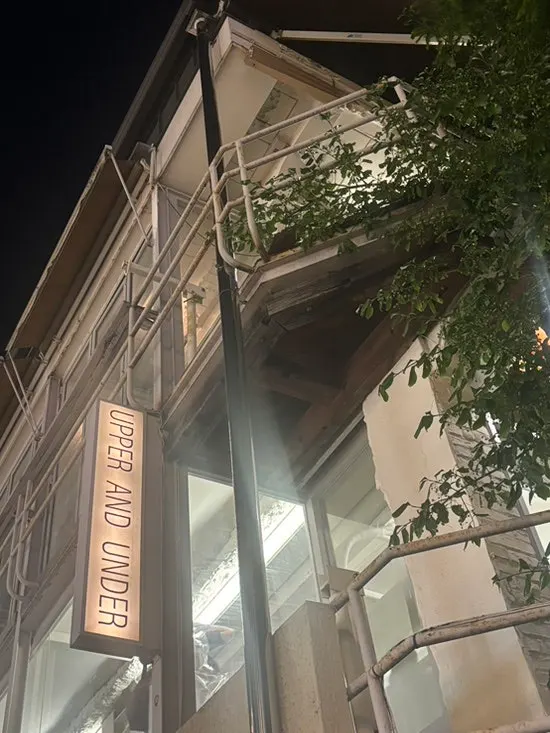 강남대로102길 언덕길의 어퍼앤언더 통유리 외관