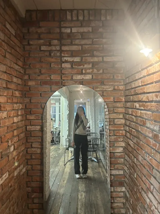 화이트와 우드 톤의 어퍼앤언더 2층 인테리어
