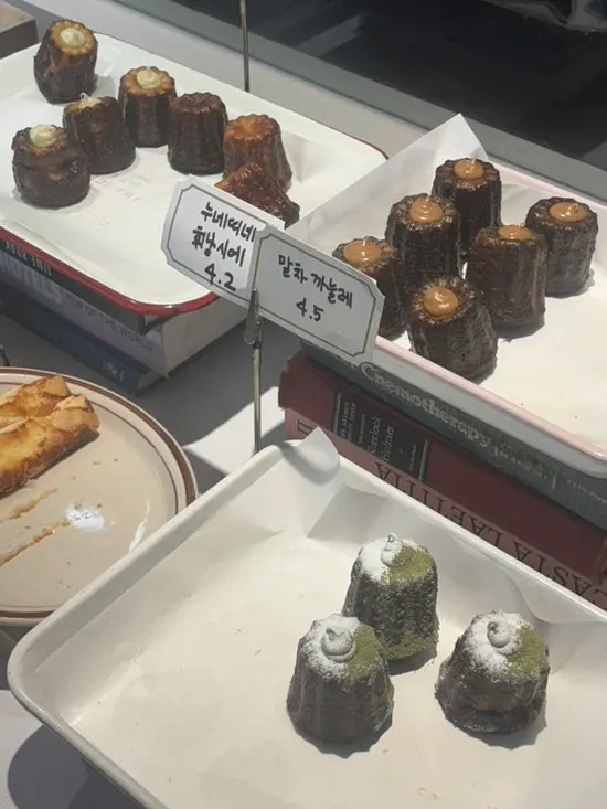 시즌 과일 케이크가 진열된 디저트 코너