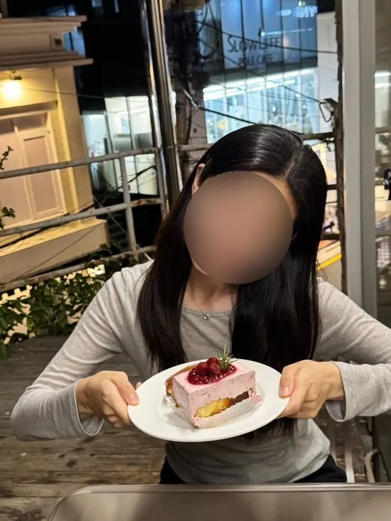 테이블에 놓인 케이크와 크림커피