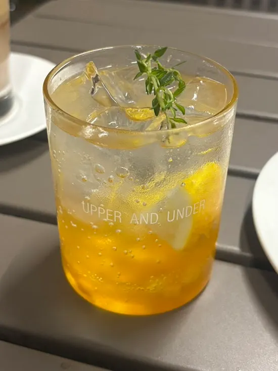 글레이즈 코팅된 레몬 마들렌과 반으로 가른 단면