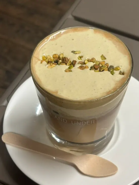 피스타치오 크림이 올라간 아인슈페너 스타일 커피