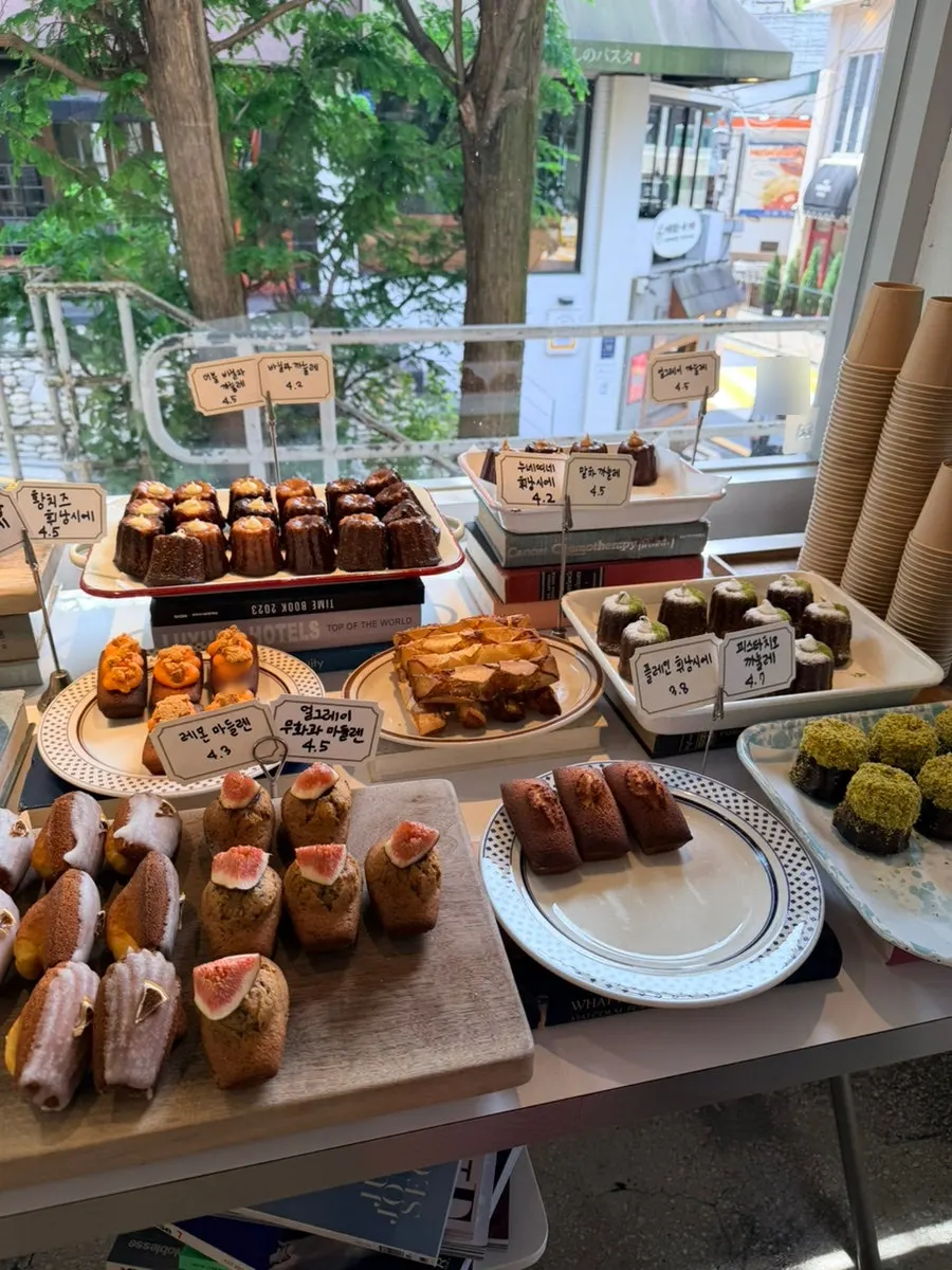 Side bread display area at Upper and Under