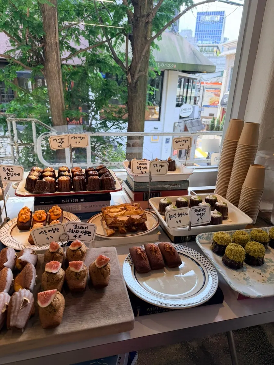 Two canelés and a madeleine chosen for the order