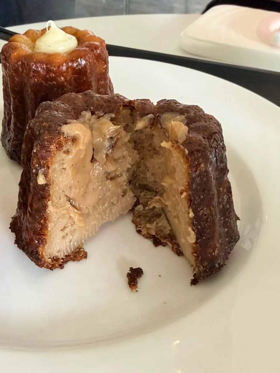 Caramel-flavored cookie served with the drinks