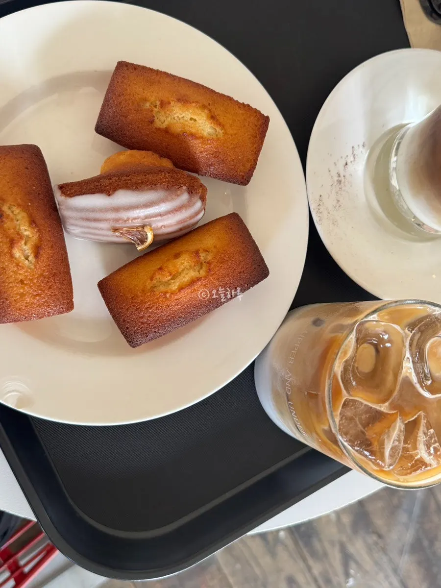 커피와 디저트가 놓인 어퍼앤언더 테이블