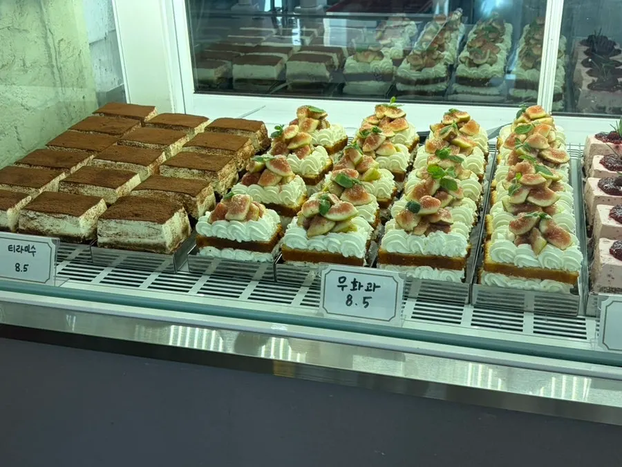 Display case with Basque cheesecakes