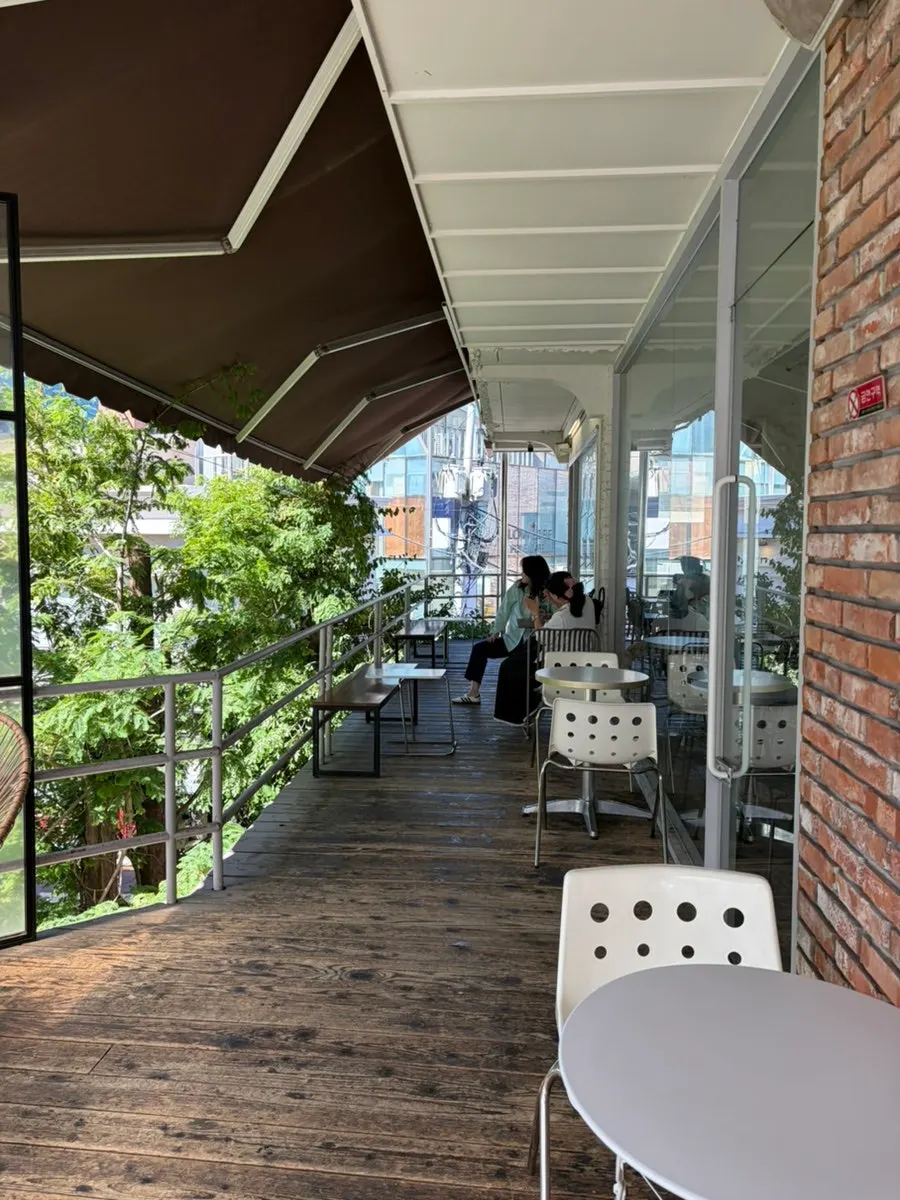 Interior atmosphere of Upper and Under café