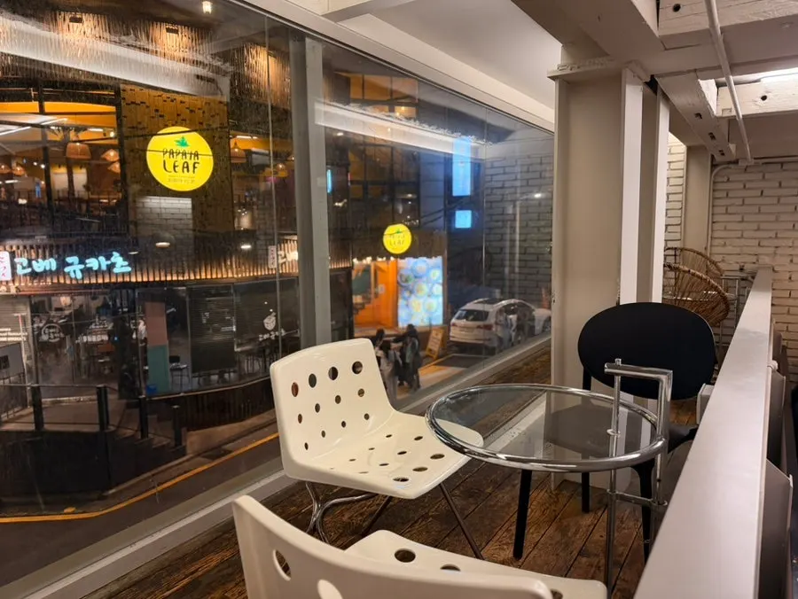 Table situation at Upper and Under around 8:30pm